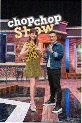 影视素材雨滴敲击玻璃窗特写片段